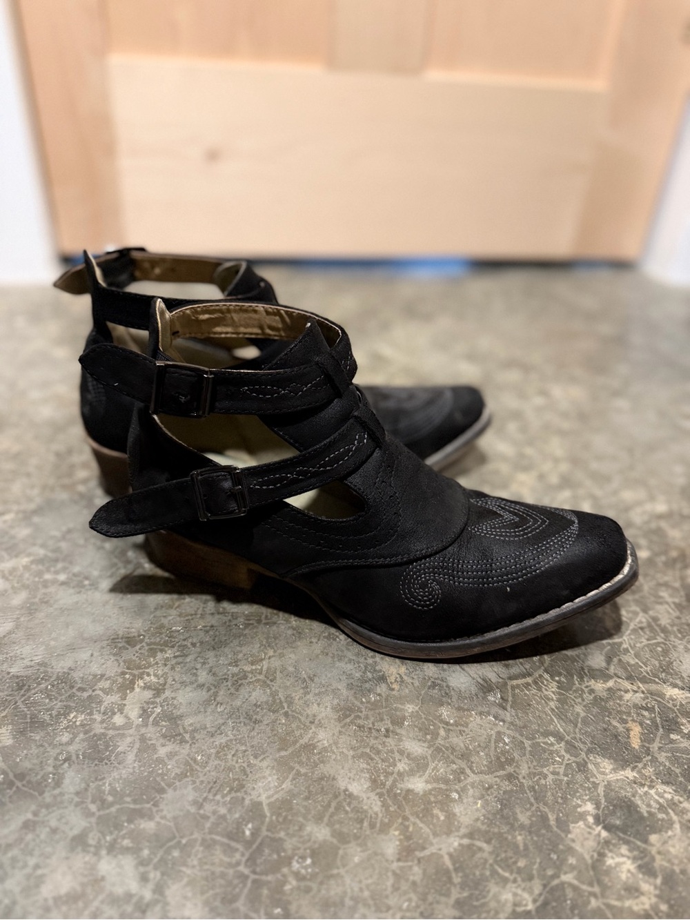 Roper Black Cutout Western-Inspired Ankle Booties - Picture 2 of 4